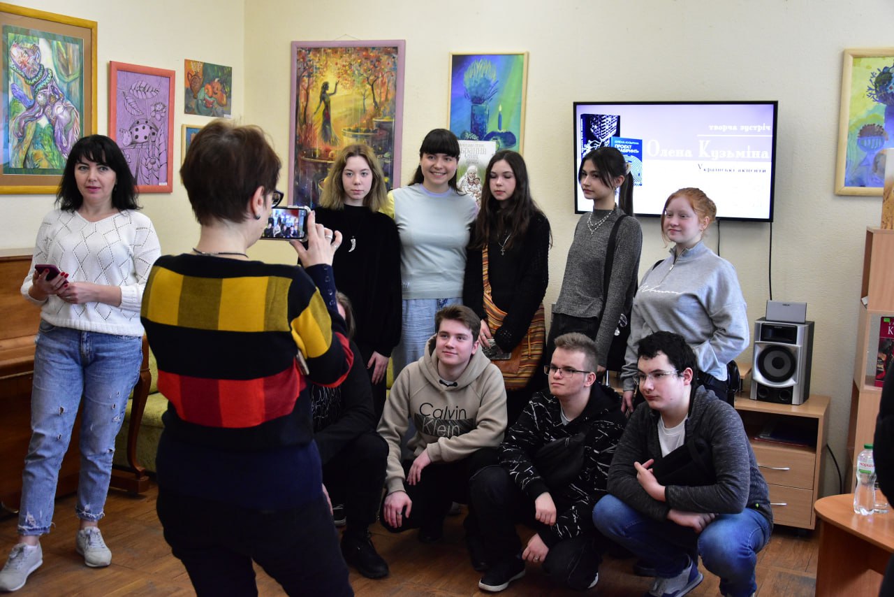 Полтавська молодь зустрілася із сучасною українською письменницею Оленою Кузьміною   